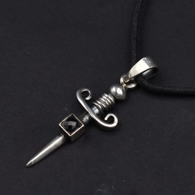 Pendente uomo pugnale